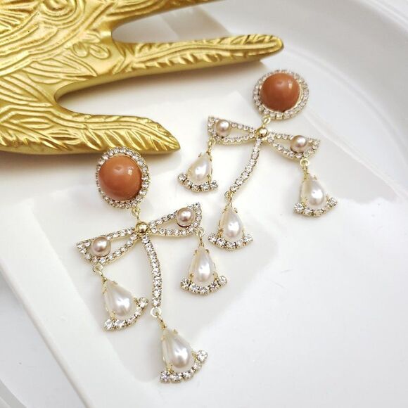 New! Selena Pearls Bar Post Earrings - Picture 6 of 14